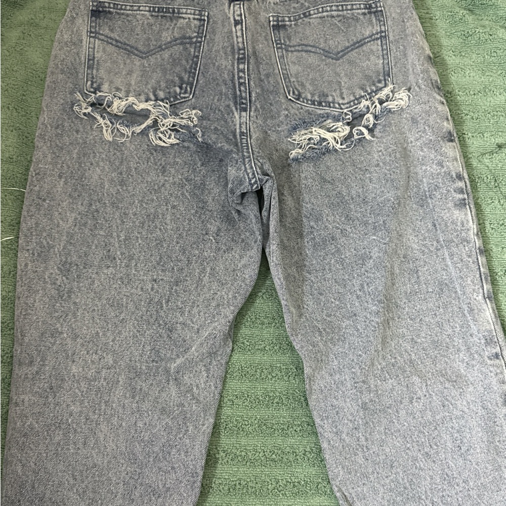 Missguided + Gray Distressed Straight Leg Jeans